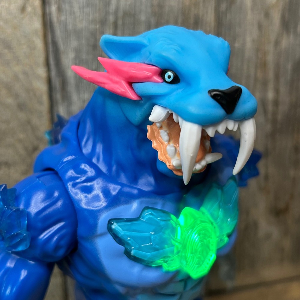 Moose Toys Beast Lab Bio Beast Blue Saber-tooth Light Up Action Figure 7 Inch